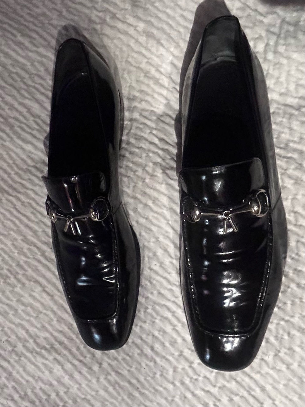 GUCCI Men's Black Patent Leather Dress Loafers with brand Metal Bit.